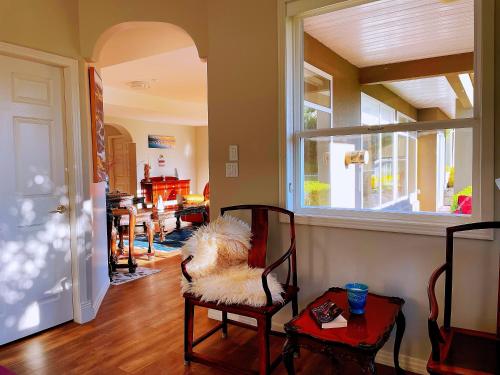 Ruang duduk di Spacious and quiet garden view room