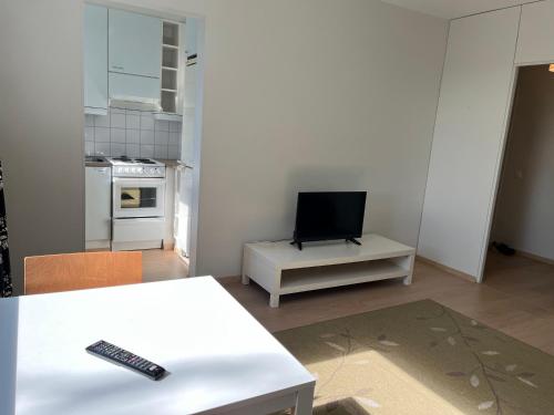 un mando a distancia sentado en una mesa blanca en una cocina en Rovaniemi budget travels, en Rovaniemi