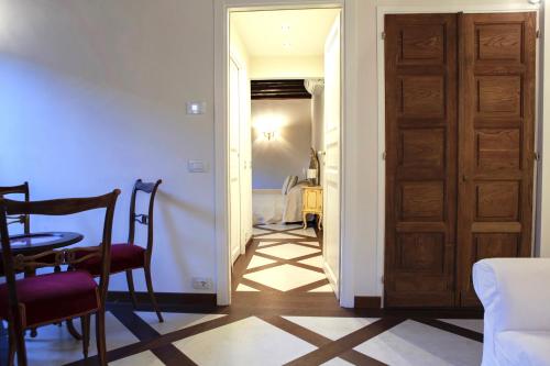 a hallway with a door and a table and chairs at Ca Spada in Venice