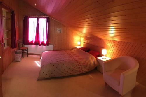 克萊恩 蒙塔納的住宿－Chalet Tyl, vue imprenable sur les Alpes Valaisannes，卧室配有床、椅子和窗户。