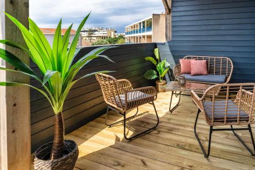 une terrasse avec des chaises, une table et une plante en pot dans l'établissement Mamita 1