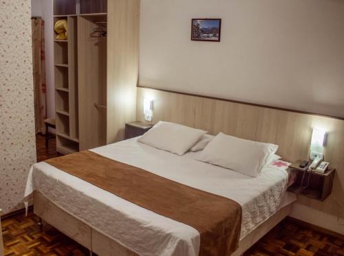 Una cama o camas en una habitación de Hotel Alpenrose