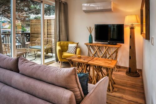 un salon avec un canapé et une télévision dans l'établissement MAMITA 2