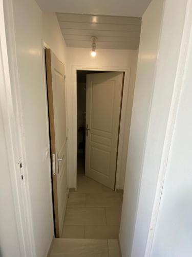 an empty hallway with a door and a hallwayngth at Villa Octavie 