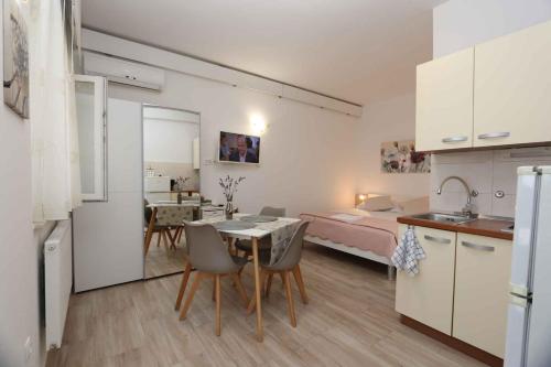 a small apartment with a kitchen and a bedroom at Apartment Silo 22 in Šilo
