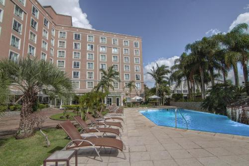 Bazén v ubytování Hotel Deville Prime Porto Alegre nebo v jeho okolí