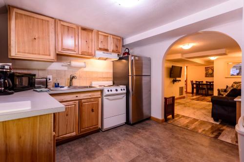 Alpen Way Chalet Mountain Lodgeにあるキッチンまたは簡易キッチン