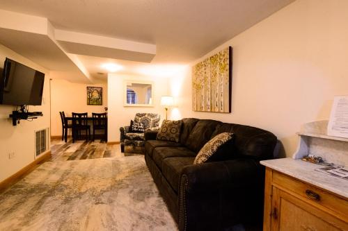 Alpen Way Chalet Mountain Lodgeにあるテレビまたはエンターテインメントセンター