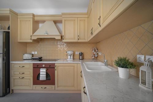 a kitchen with a sink and a stove at Villa Ostria in Rámos