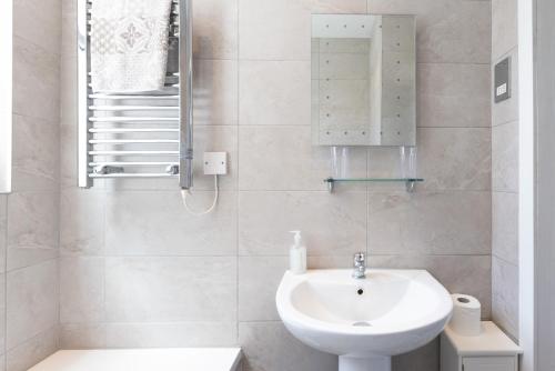 Bathroom sa Bootham Apartment 32 - Free Parking - Five minute walk to York Minster