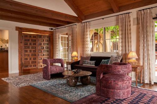 a living room with two chairs and a couch at Rancho Caymus Inn in Rutherford