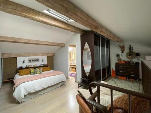 a bedroom with a bed and a dresser at Le Loft DUPLEX, 2 Terrasses, au coeur du village in Saint-Rémy-de-Provence
