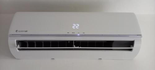 - un four micro-ondes blanc installé au-dessus d'un comptoir dans l'établissement Terrazza Central Apartments, à Bolzano
