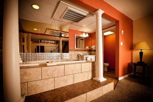 A kitchen or kitchenette at Grand Texan Hotel and Convention Center