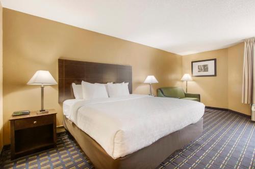 เตียงในห้องที่ Clarion Inn Asheville Airport