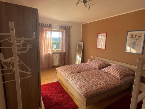 1 dormitorio con cama y ventana en FW Scheifele en Zwiesel