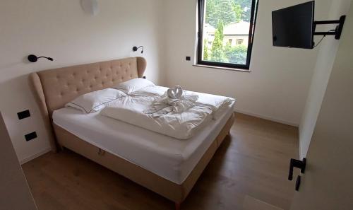 Cama pequeña en habitación con ventana en Terrazza Central Apartments, en Bolzano