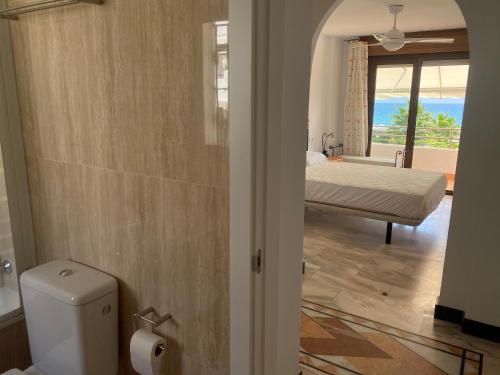 Koupelna v ubytování Magnifico Chalet primera línea de playa Manilva