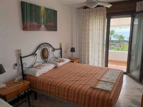 Postel nebo postele na pokoji v ubytování Magnifico Chalet primera línea de playa Manilva