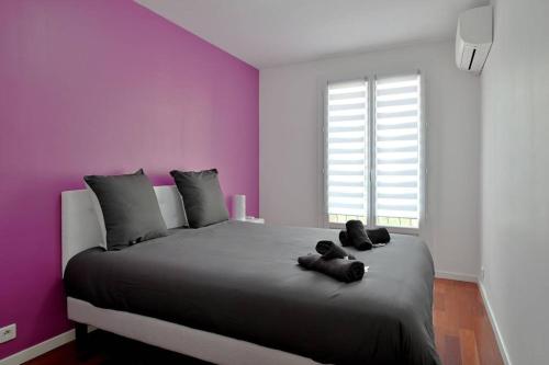 Tempat tidur dalam kamar di CYTHARISTA–T3 de standing avec vue mer à La Ciotat
