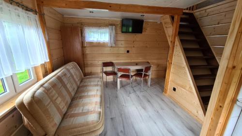 um quarto com um sofá e uma mesa numa cabina em Domek u Heleny em Jeleniewo