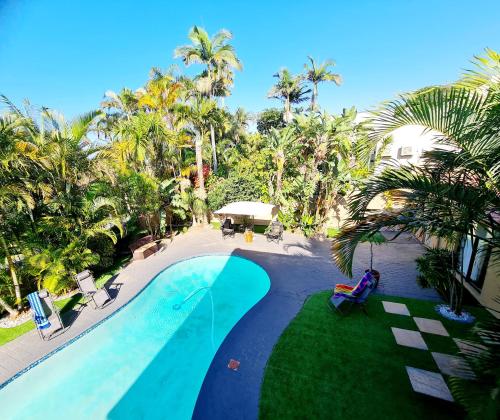 德班Oyster Guest House的度假村游泳池的俯视图