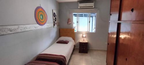 um pequeno quarto com 2 camas e uma janela em Apart Polonia em San Miguel de Tucumán