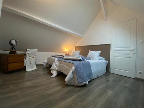 a bedroom with a bed in a room with an attic at Maison Bourbonnaise idéalement placée proche du centre ville de Moulins in Neuvy