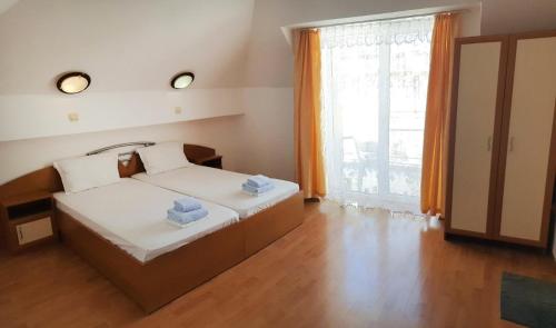 Een bed of bedden in een kamer bij Hotel Aia Kavatsi