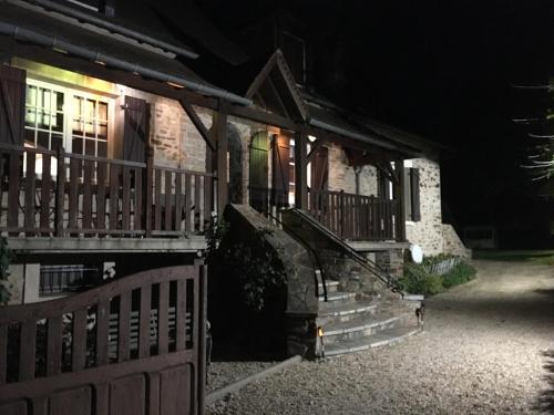 une maison avec un portail et des escaliers la nuit dans l'établissement Ground floor stylish french holiday home, à Arnac-Pompadour