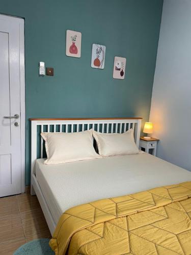 En eller flere senge i et værelse på Rumah Paron Homestay Barat