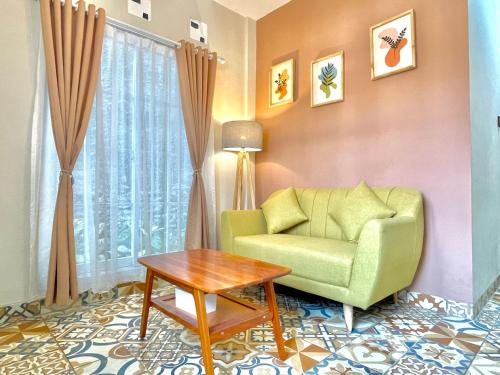 Et opholdsområde på Rumah Paron Homestay Barat