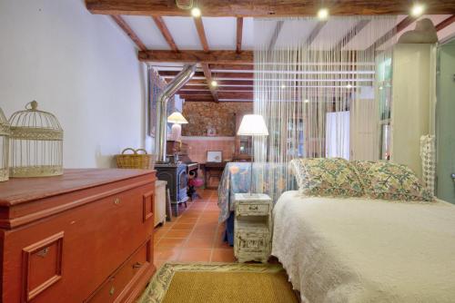 Una cama o camas en una habitación de Adore Portugal Lousã - 2 suites com piscina partilhada