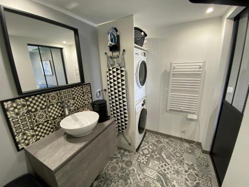 a bathroom with a sink and a washing machine at Appart dans un superbe quartier wierde in Namur