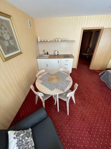Una cocina con una mesa y sillas en una habitación. en JūRa 28, en Klaipėda