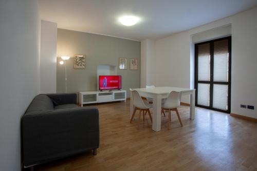 uma sala de estar com uma mesa e um sofá em Casa vacanze san salvo centro em San Salvo