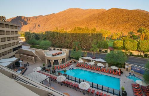  Elle offre une vue aérienne sur un hôtel doté d'une piscine. dans l'établissement Hyatt Palm Springs, à Palm Springs