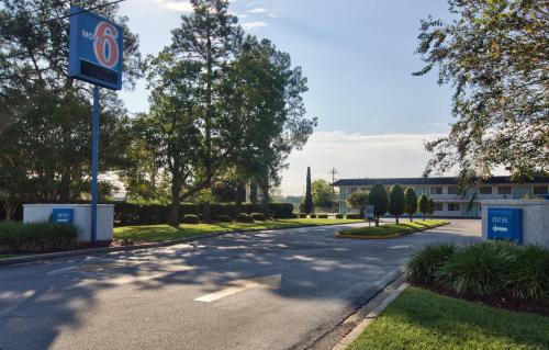an empty street in front of a building at Motel 6-Valdosta, GA - University in Valdosta
