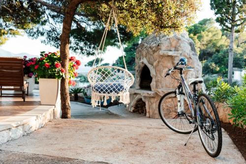 una bicicletta parcheggiata di fronte a un forno in pietra di Villa Danka a Sućuraj (San Giorgio)
