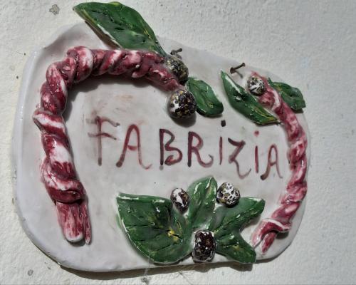 a plate with a sign that says facienda at Casa sotto il Castello in Monti di Licciana Nardi