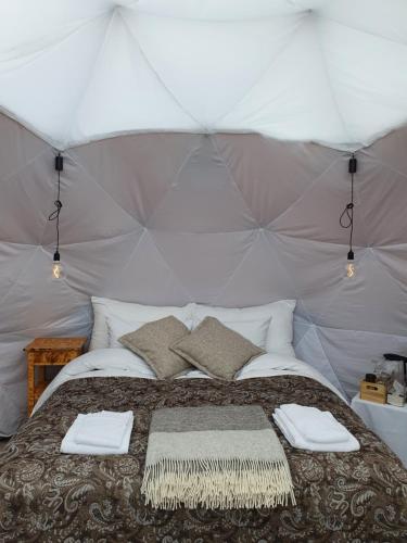 um quarto com uma cama numa tenda em Jotunheimen Arctic Domes em Beitostøl