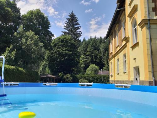 a swimming pool in front of a building at Apartmán Kraslice in Kraslice