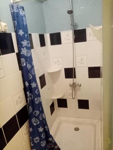 une salle de bain avec une douche avec un rideau de douche dans l'établissement Séjour Valras-Plage T3 Vue sur Mer - 50m centre et mer, à Valras-Plage