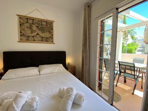 sypialnia z łóżkiem i dwoma ręcznikami na nim w obiekcie Azahara En Suite Casasol w mieście Nerja