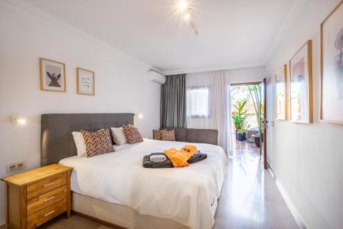 una camera con un grande letto di GranTauro Casa a La Playa de Tauro