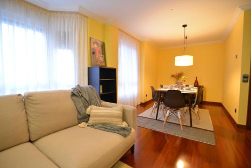 Ruang duduk di El Secreto de Liencres by Just Room