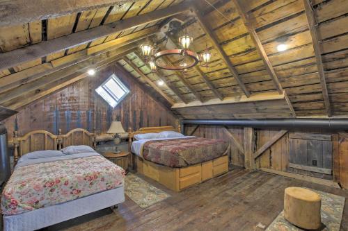 Postel nebo postele na pokoji v ubytování Pet-Friendly Countryside Cottage with Fire Pit!