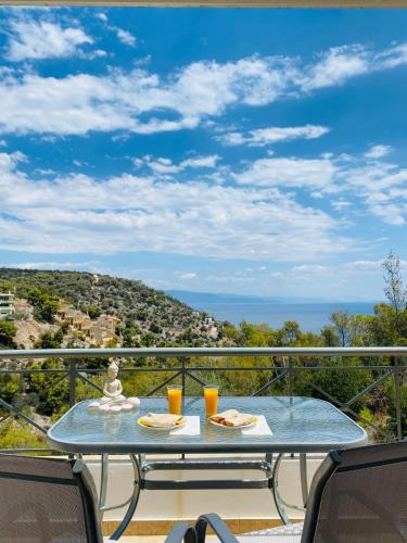 Una mesa en un balcón con vista al mar. en Mikro Amoni Beach Villa, en Pefkali