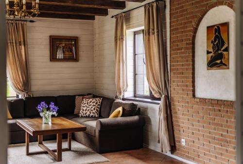 5 stories في Inkartai: غرفة معيشة مع أريكة وجدار من الطوب