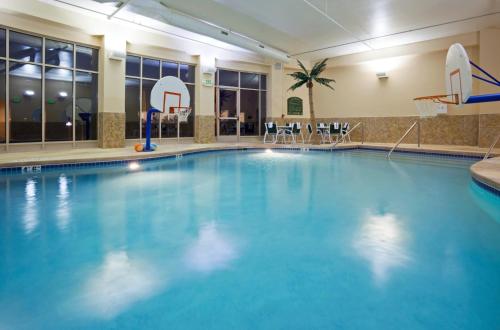 a large swimming pool in a hotel room at Holiday Inn Madison at The American Center by IHG in Madison